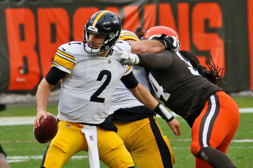 Cleveland Browns defensive end Adrian Clayborn (94) grabs Pittsburgh Steelers quarterback Mason Rudolph's (2) jersey during the first half on Jan. 3, 2021, in Cleveland.