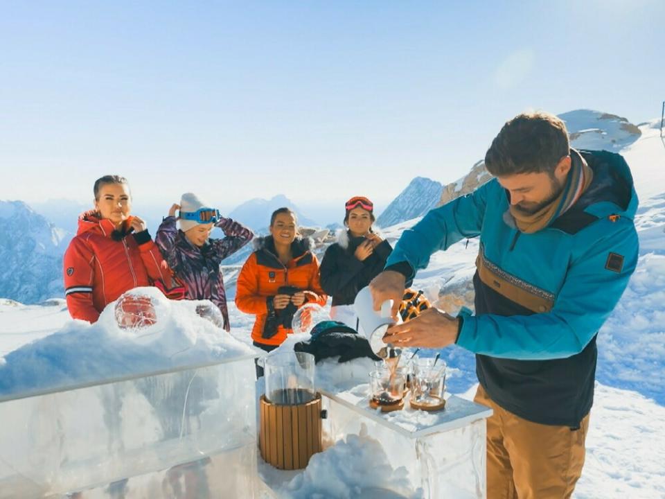 Jacqueline B., Esther, Karina, Michèle und Niko bei ihrem Date auf der Zugspitze (Bild: TV NOW)