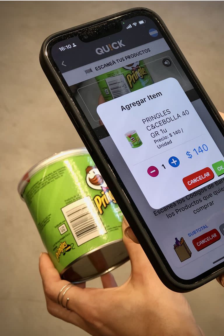 Quick opera con el sistema "scan & go" en el que el consumidor se encarga de escanear con el celular los productos que quiere comprar