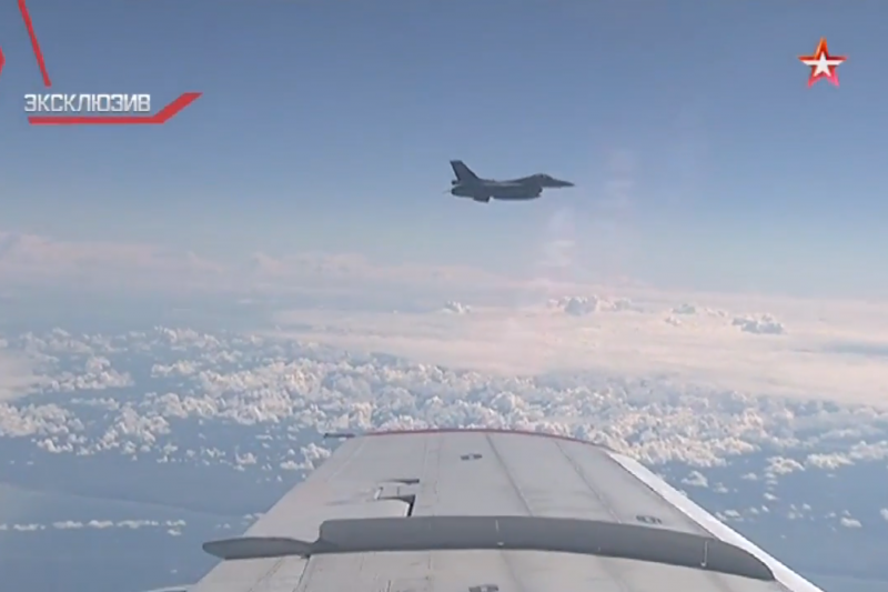F-16跟蹤俄國國防部長紹伊古的座機。（翻攝Youtube）