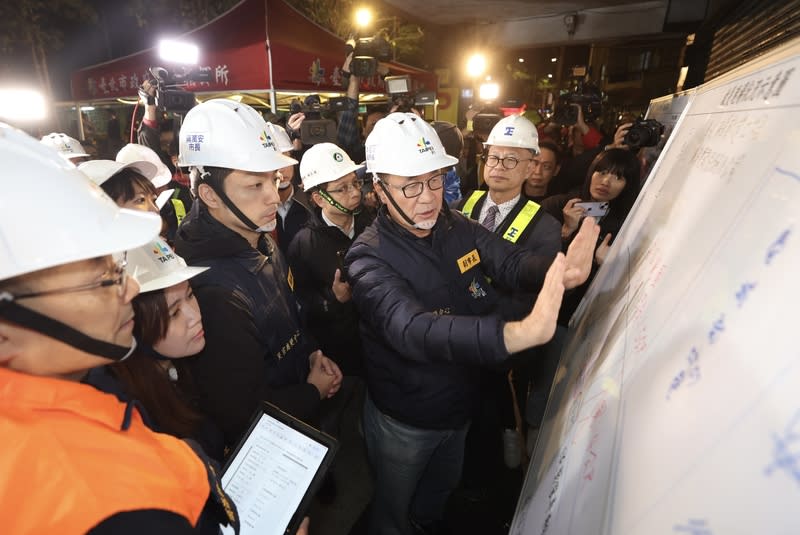 台北市松山區慶城街附近一處建案工地23日晚間發生塌陷，警消獲報封鎖現場、相關單位人員進駐應變， 台北市長蔣萬安（前右二）與副市長李四川（前右） 也趕到現場了解狀況。（中央社）