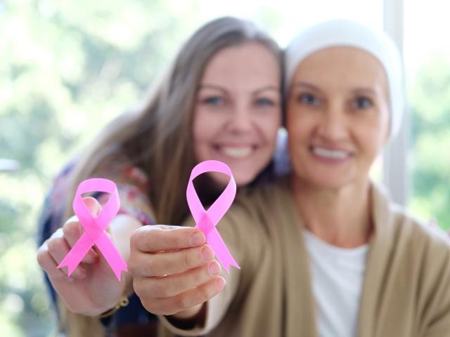 Diagnose Brustkrebs: F&#xfc;r Betroffene und Angeh&#xf6;rige eine gro&#xdf;e Herausforderung. (Bild: Coco Ratta/Shutterstock.com)