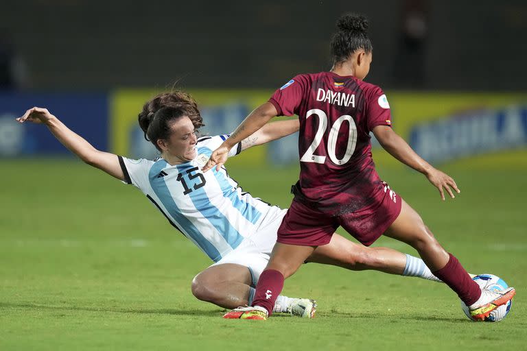 El esfuerzo de Bonsegundo frente a Dayana Rodríguez; la Argentina fue dominada por Venezuela en el primer tiempo en Armenia.