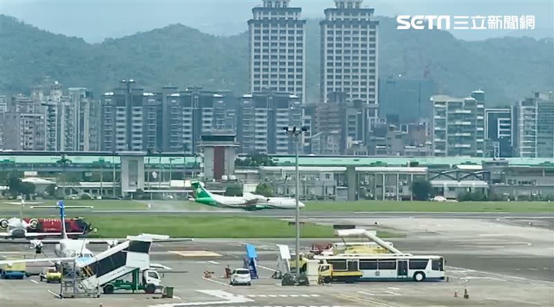 立榮航空班機迫降，輪胎飄出灰煙。