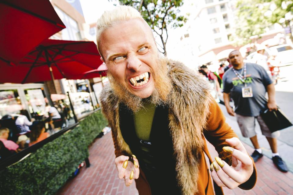 Sabretooth from X-Men cosplayer