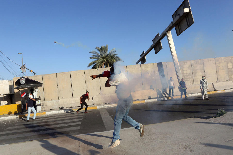 <p>Anti-government protesters storm Baghdad’s Green Zone in Iraq May 20, 2016. (REUTERS/Stringer) </p>