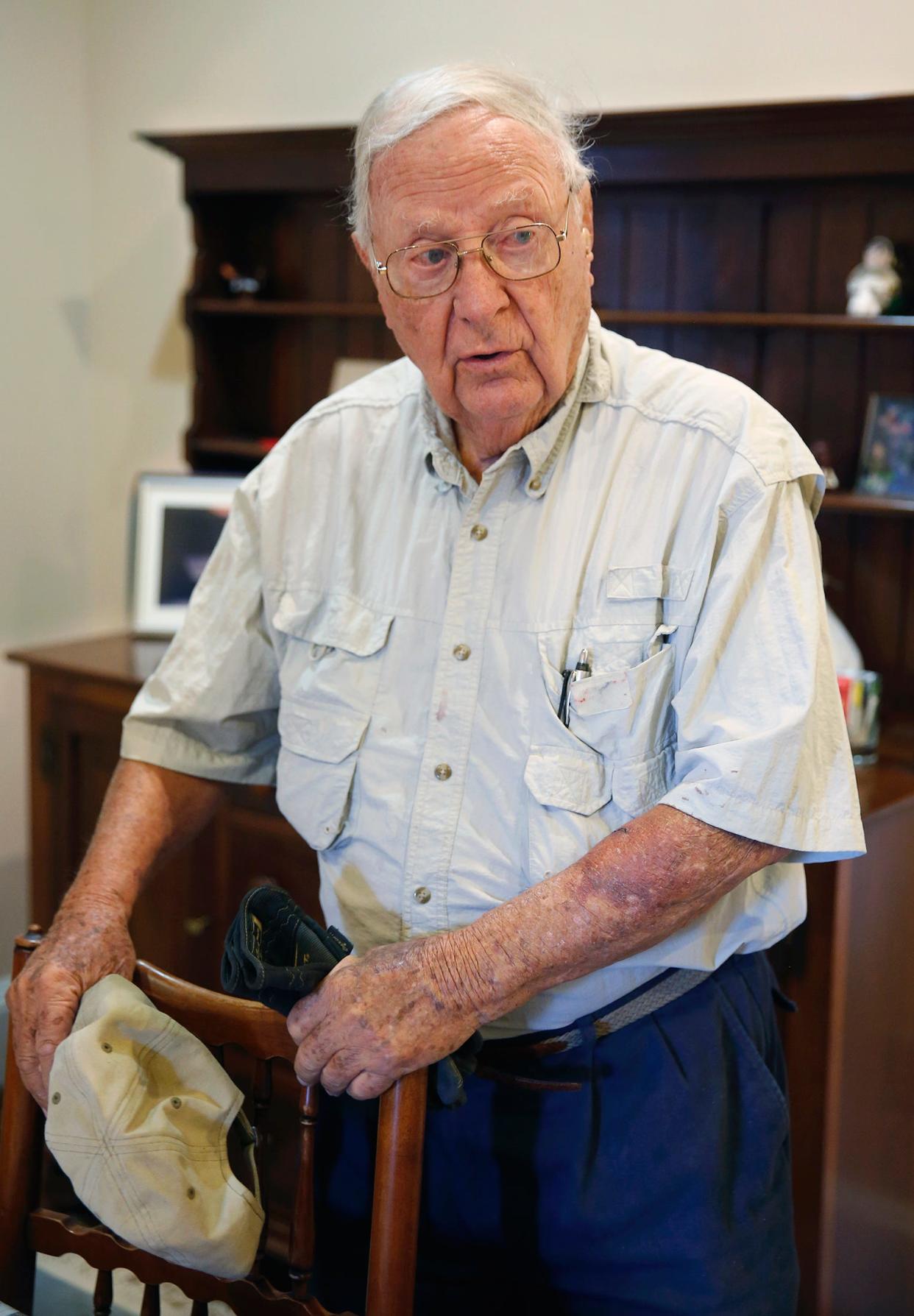 Tom Shaw talks to browsers during the sale of furnishings at the Shaw House Bed & Breakfast in Lakeland in 2018. Shaw, who served on the City Commission for 20 years and was considered the father of Lakeland's Sister Cities program, died Monday at age 97.