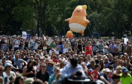 Manifestantes opositores protestas y alzan globo de "bebé Trump" en Edimburgo, la capital de Escocia, el 14 de julio dle 2018. REUTERS/Andrew Yates