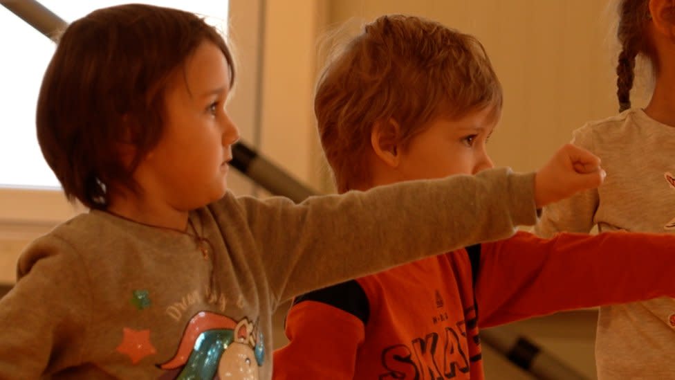 Niños ucranianos participando en una clase de kárate.