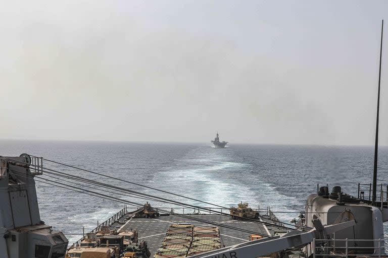 En esta imagen proporcionada por la Marina de los EE.UU., el buque de desembarco anfibio USS Carter Hall y el buque de asalto anfibio USS Bataan transitan por el estrecho de Bab al-Mandeb, en el mar Rojo.  (Mass Communications Spc. 2nd Class Moises Sandoval/U.S. Navy via AP)