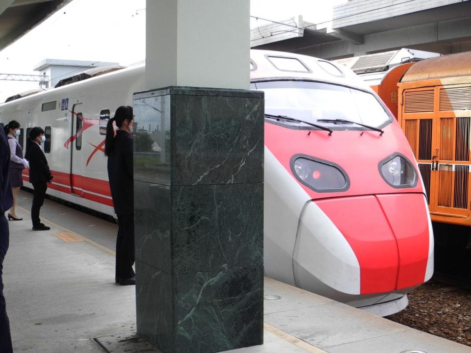 台鐵花東線搶通，台東縣政府歡迎遊客來台東跨年迎曙光。（記者鄭錦晴攝）