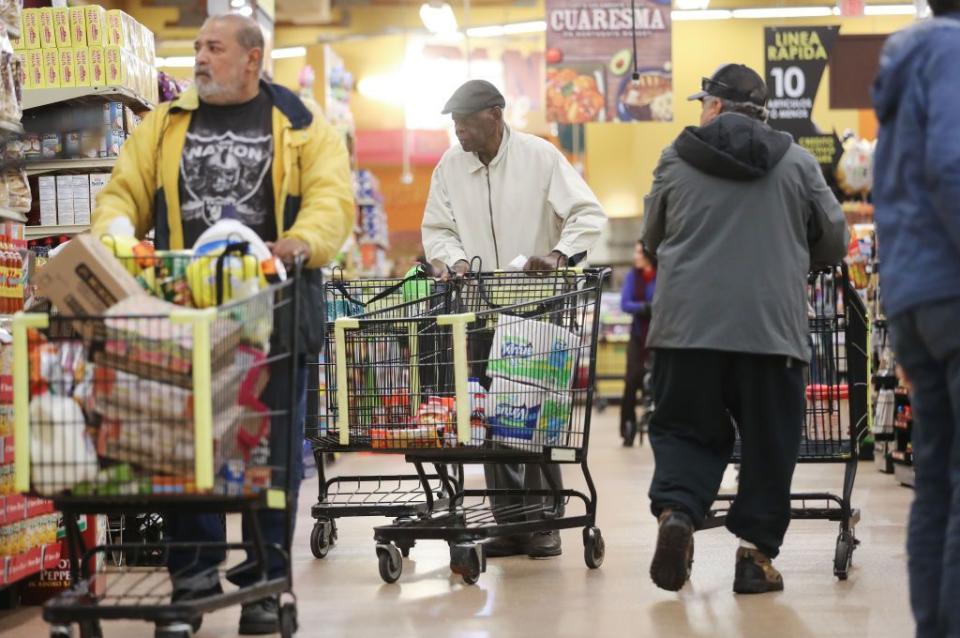 Un “ángel” misterioso paga las compras en el supermercado de personas mayores 