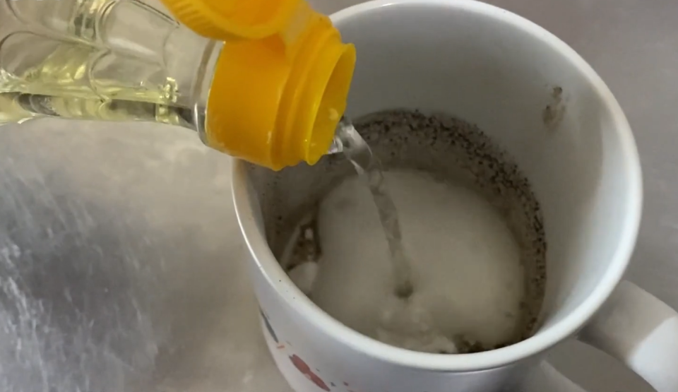 白醋混合小蘇打粉馬上發生反應，去污效果顯著。