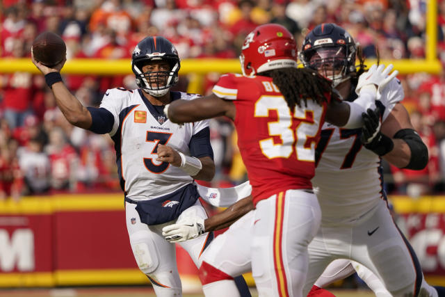 Denver, Colorado, USA. 25th Nov, 2018. Steelers WR JUJU SMITH-SCHUSTER,  center, gets hit after a catch during the 2nd. Half at Broncos Stadium at  Mile High Sunday afternoon. The Broncos beat the