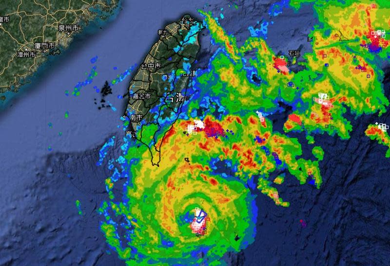 強颱璨樹逐漸逼近台灣，中央氣象局持續發布陸上警報。（翻攝自天氣風險臉書粉專）