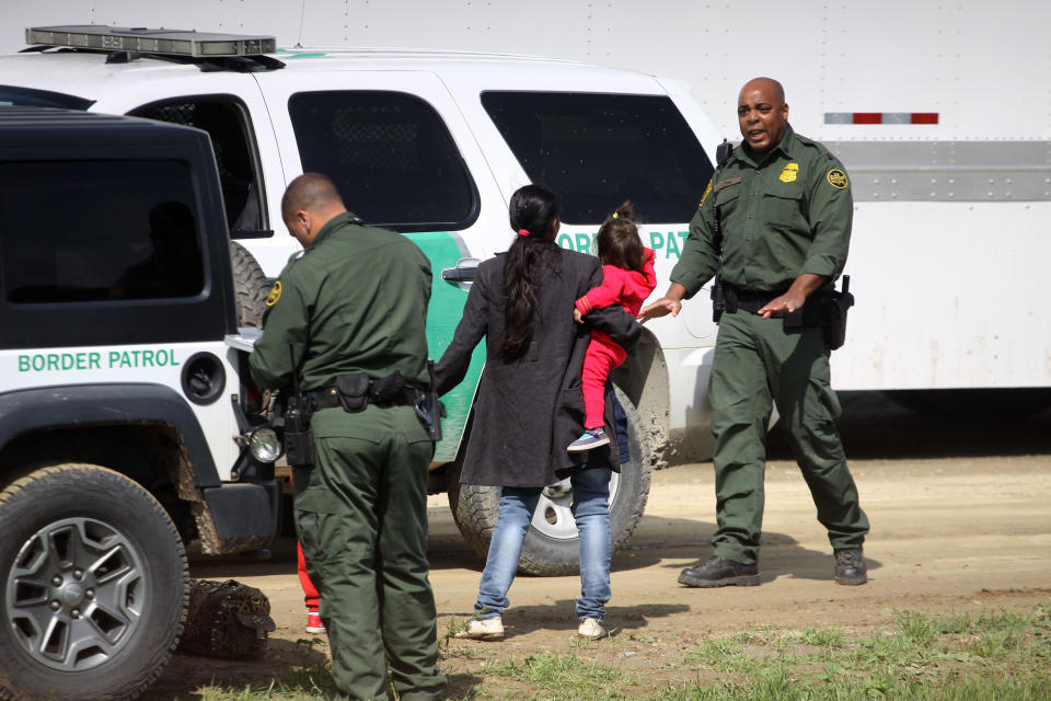 (FOTOS) La familia migrante que cruzó ilegalmente la frontera frente a los muros de Trump