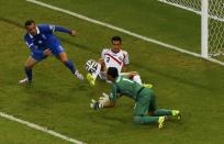 Costa Rica's Keilor Navas (front) makes a save in front of teammate Giancarlo Gonzalez (3) and Greece's Konstantinos Mitroglou during their 2014 World Cup round of 16 game at the Pernambuco arena in Recife June 29, 2014. REUTERS/Ruben Sprich