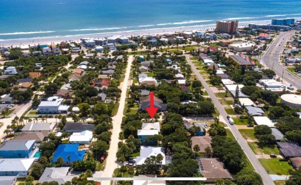 This New Smyrna Beach coastal cottage is situated on a corner lot, with city-maintained natural crushed-shell streets, close to beach access, Flagler Avenue for dining, shopping and nightlife and Callalisa Park’s kayak launch.