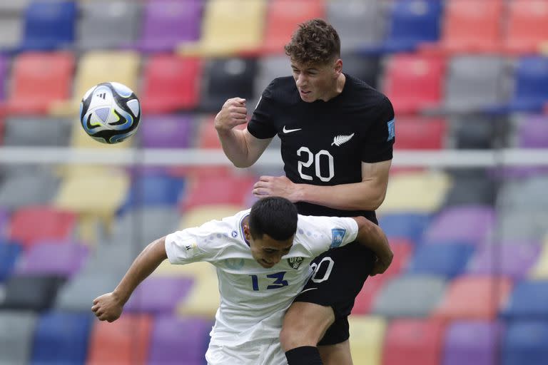 Lukas Kelly-Heald, de 1,98 metros, anticipa una pelota ante el guatemalteco Allan Juárez, de apenas 1,67.