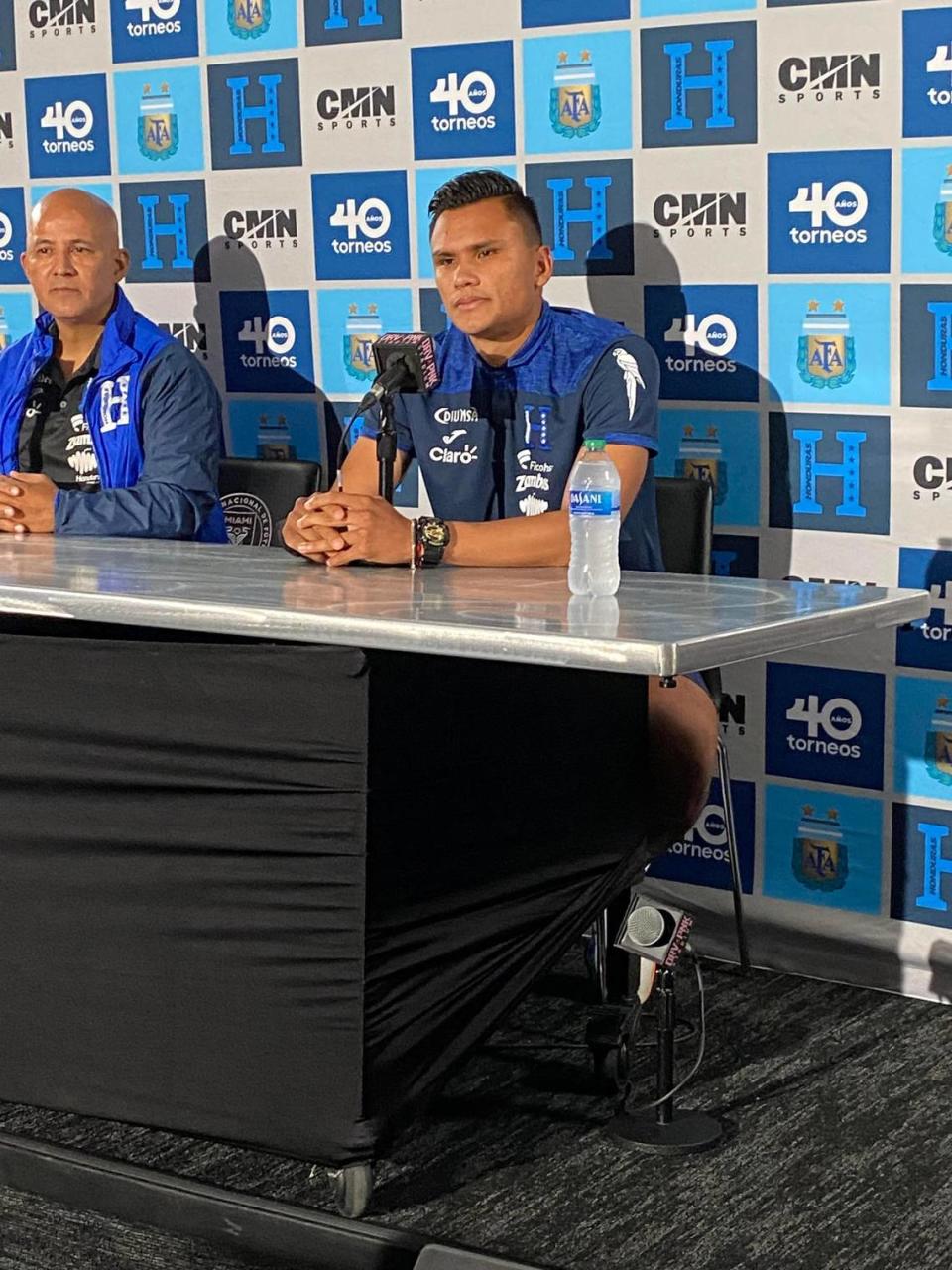 El defensa de Honduras Denil Maldonado participa en la conferencia de prensa previa al partido amistoso entre su selección y Argentina, el 22 de septiembre de 2022 en el DRV PNK en Fort Lauderdale.