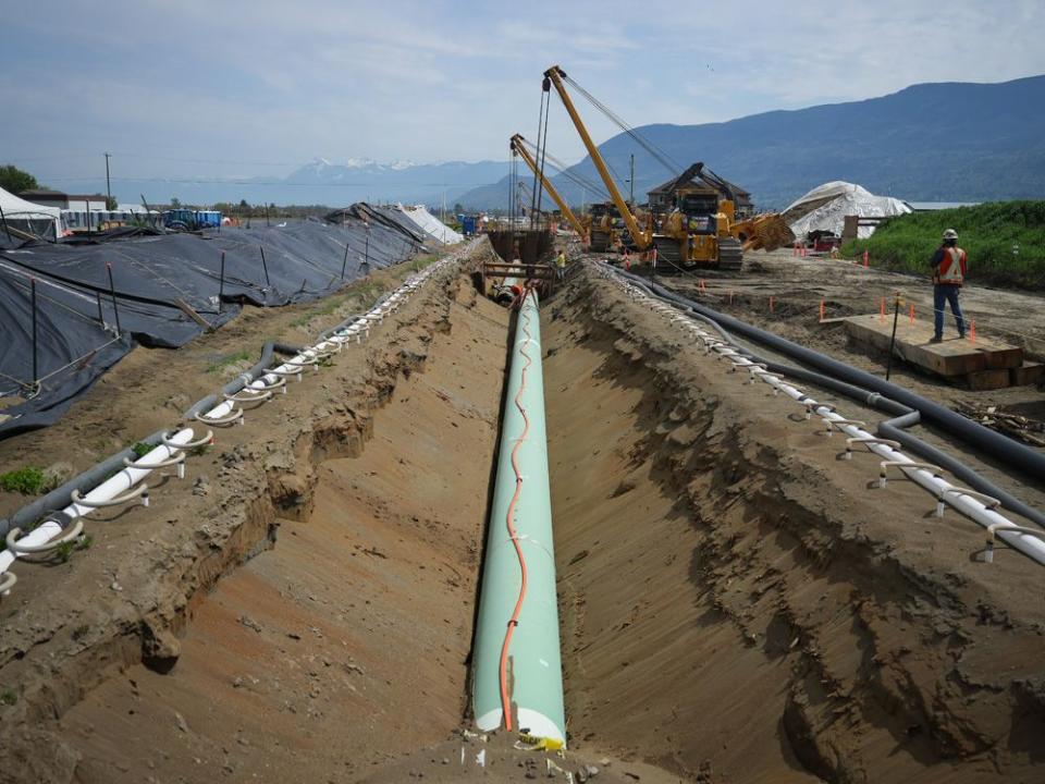  Workers lay pipe during construction of the Trans Mountain pipeline expansion on farmland, in Abbotsford, B.C.