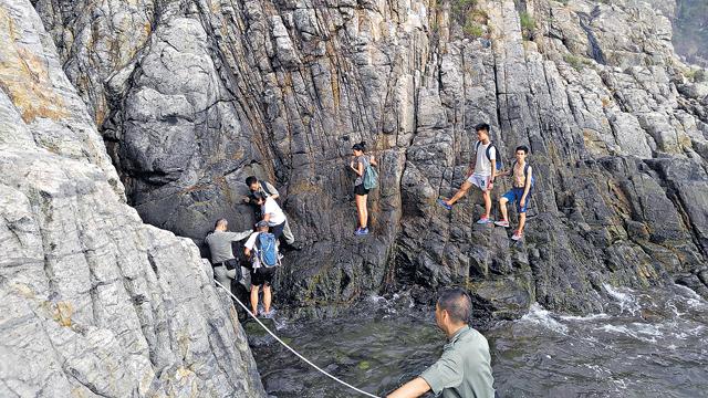 今夏有5名年輕人在鴨脷排被困，1人由直升機送院，其他人則在行山隊協助下離開。（警方提供圖片）