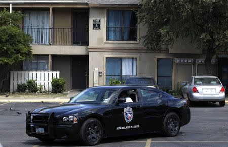 A security guard waits in front of an apartment unit at The Ivy Apartments in Dallas,Texas October 1, 2014. REUTERS/Mike Stone