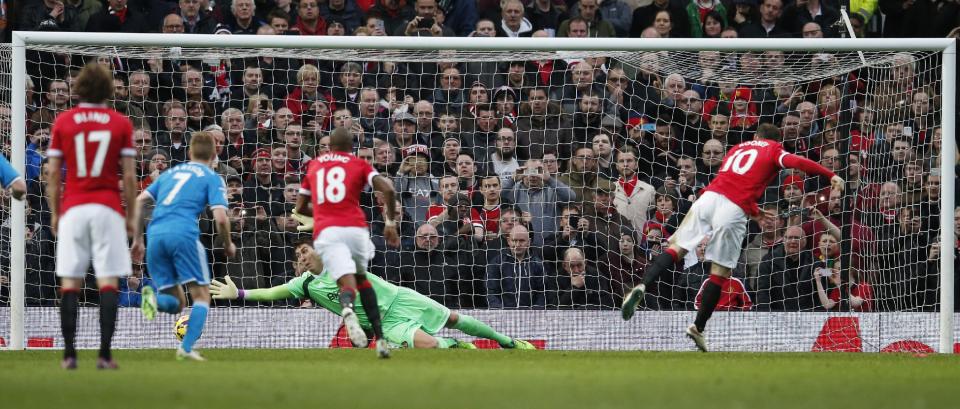 Football - Manchester United v Sunderland - Barclays Premier League - Old Trafford - 28/2/15 Wayne Rooney scores the first goal for Manchester United from the penalty spot Reuters / Phil Noble Livepic EDITORIAL USE ONLY. No use with unauthorized audio, video, data, fixture lists, club/league logos or "live" services. Online in-match use limited to 45 images, no video emulation. No use in betting, games or single club/league/player publications. Please contact your account representative for further details.