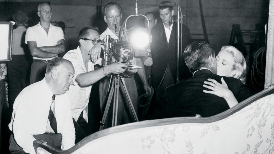 Alfred Hitchcock inszeniert Grace Kelly und Cary Grant für "Über den Dächer von Nizza"