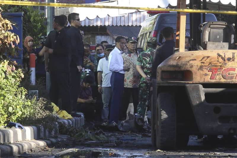 20180514-印尼總統佐科威和印尼國軍總司令哈迪到泗水發生恐攻的教堂視察。(美聯社)