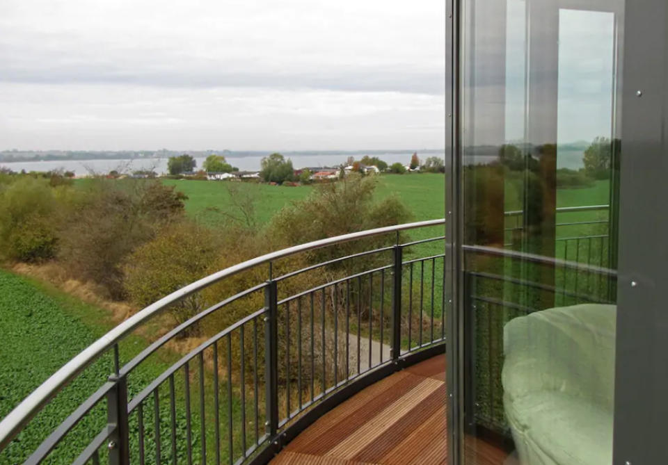 <p>In der oberen Etage gelangt man vom Wohnzimmer aus auf einen umlaufenden Balkon, von dem aus sich der Blick auf die Ostsee und ins Land genießen lässt. </p>