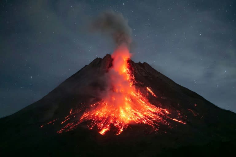 Letusan besar gunung berapi terakhir pada tahun 2010 menewaskan lebih dari 300 orang dan memaksa evakuasi sekitar 280.000 penduduk.