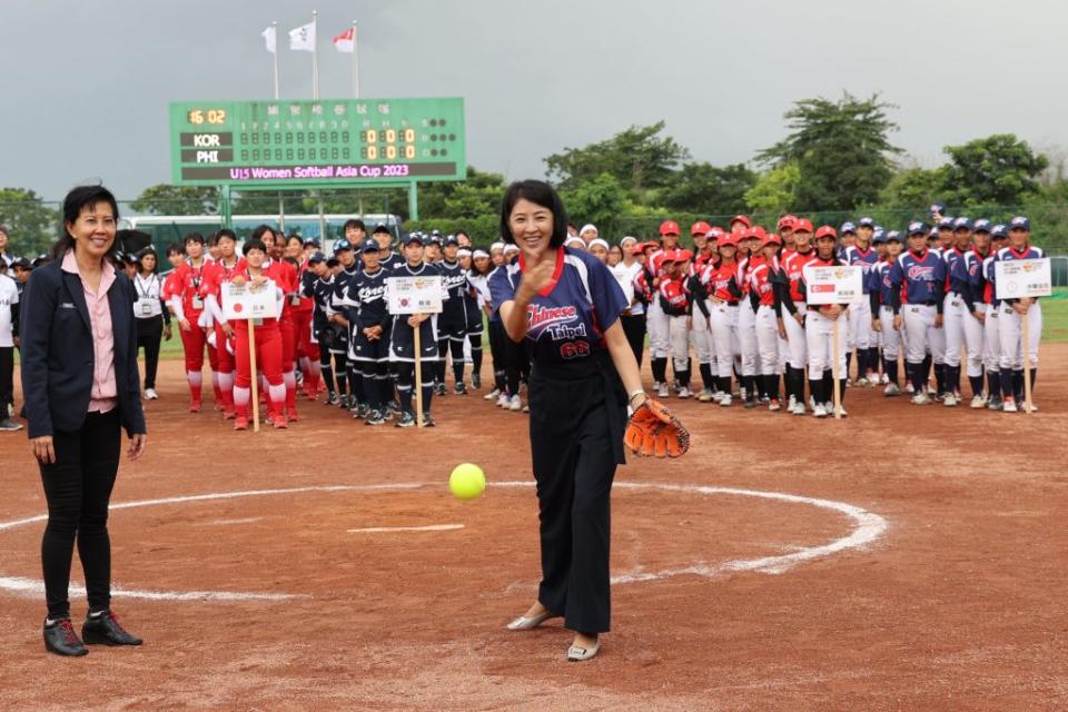 首屆U15亞洲盃女子壘球錦標賽埔里開幕許縣長主持開球儀式。 (記者陳朝枝攝)