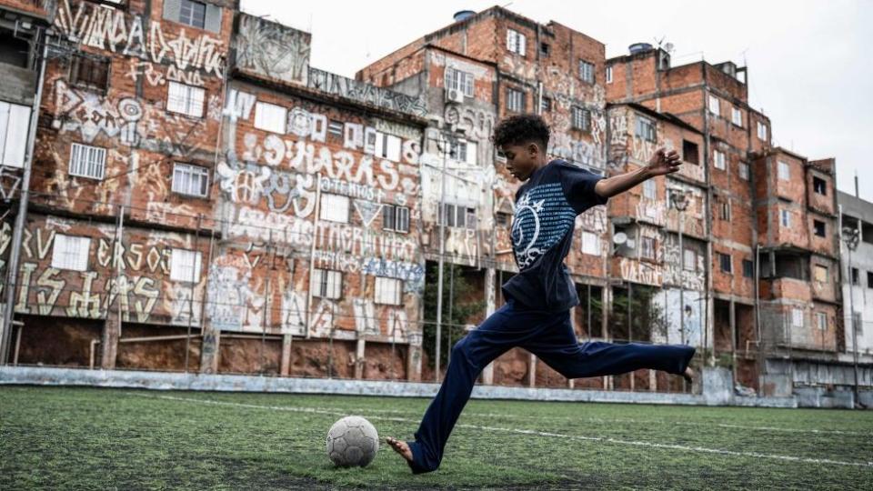 Joven jugando fútbol