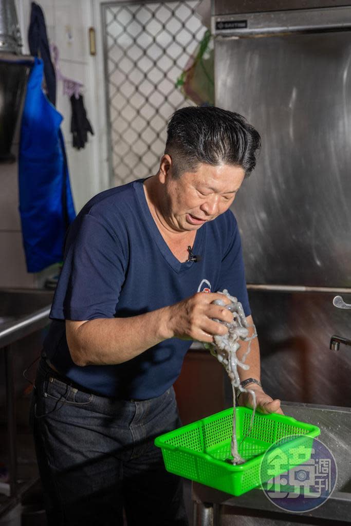 只在春夏時節才有機會吃到的「澎湖蟹黃章魚」，料理前要大力摔打斷筋，摔出脆而不韌的口感。