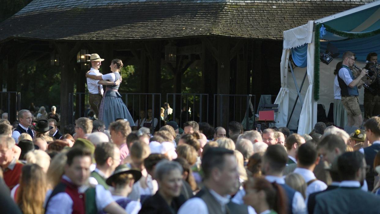 In der Frühe das Tanzbein schwingen: Der Kocherlball geht auf ein Treffen von Hausangestellten im 19. jahrhundert zurück. Foto: Andreas Gebert