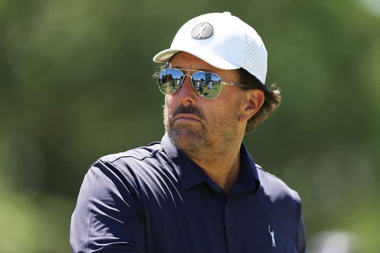 La mirada de Mickelson durante la práctica en el Country Club de Boston, antes del comienzo del US Open