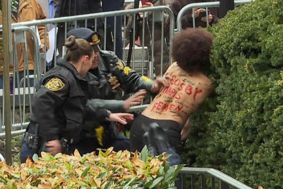 Officers detain protester Nicolle Rochelle at the Montgomery County courthouse in Norristown, Pennsylvania, on April 9, 2018. (Photo: DIANE DESOBEAU/AFP/Getty Images)