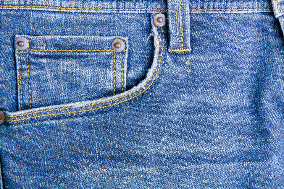 Muchos utilizan el pequeño bolsillo interior de los vaqueros para guardar monedas de céntimos, pero originalmente servían para llevar en ellos el reloj. (Foto: Getty Images).