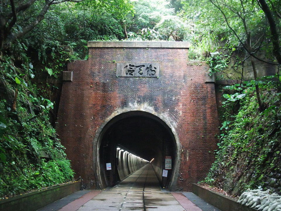 舊草嶺隧道 (Photo by Outlookxp, License: CC BY-SA 4.0, Wikimedia Commons提供)