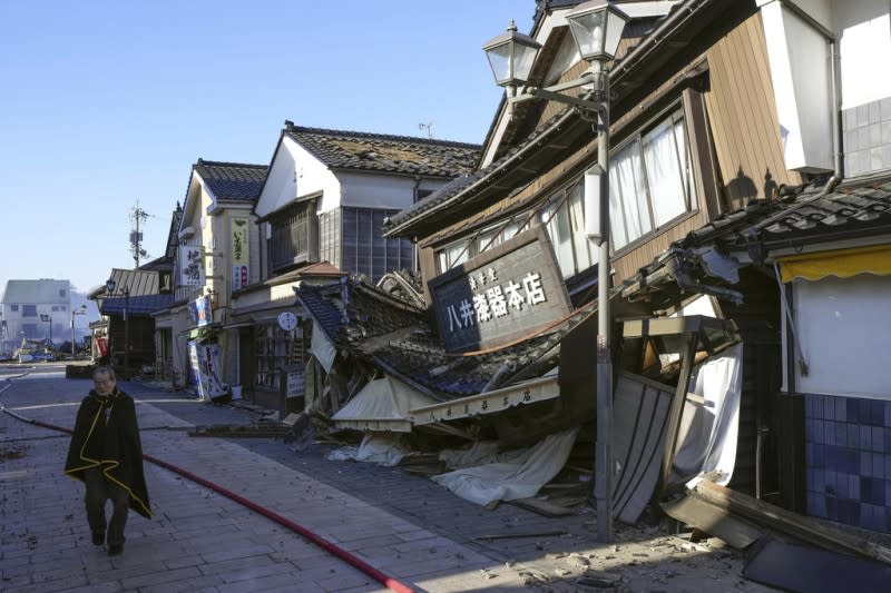 <cite>2024年1月2日，強震過後的日本石川縣輪島市區。（美聯社）</cite>