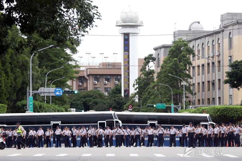 20180619-反年改團體八百壯士上午開始在立法院周邊集結，圖為警察將警備車充當障礙物。（蘇仲泓攝）