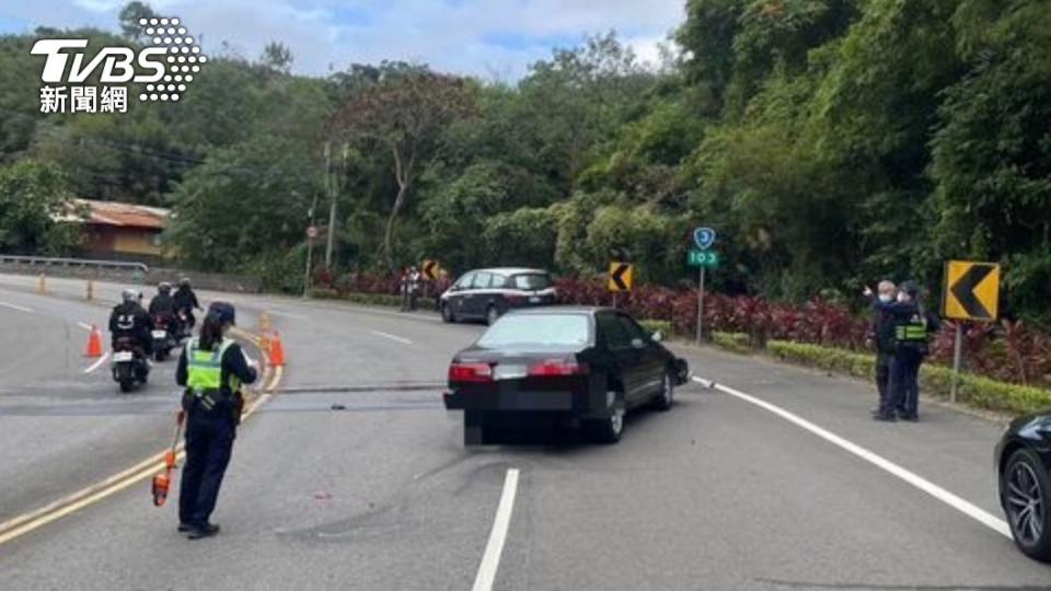 曾男騎重機撞上對向車道的轎車，命危送醫亡。（圖／TVBS）