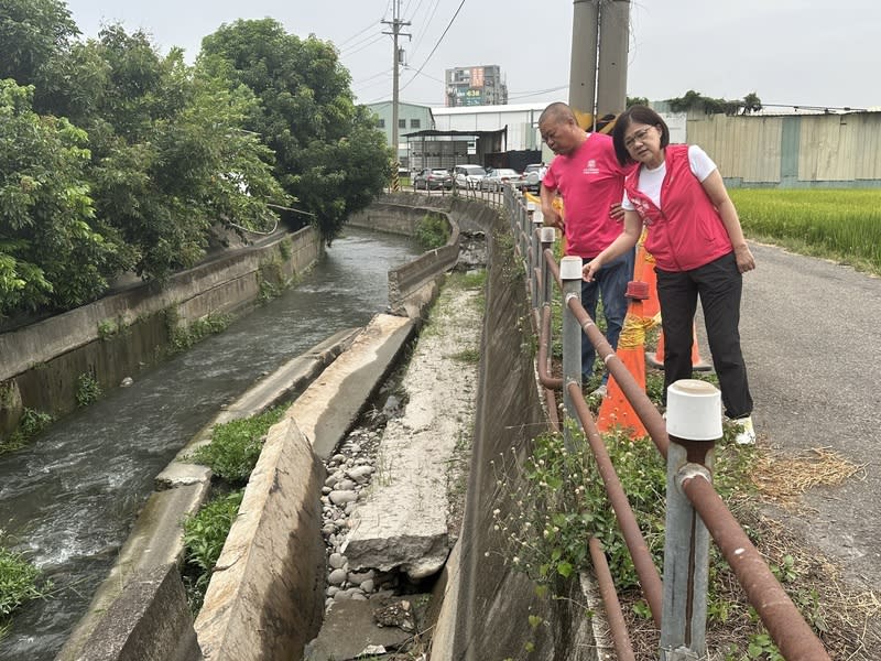 台中霧峰后溪底排水側溝崩塌  議員會勘 有農民發現台中市霧峰區后溪底排水系統側溝大面積 崩塌，擔心再不修復，颱風雨季恐沖刷淘空路基，民 進黨台中市議員張芬郁（前）接獲陳情後，23日前往 會勘，將尋求主管單位出面修復。 （張芬郁服務處提供） 中央社記者蘇木春傳真  113年5月23日 