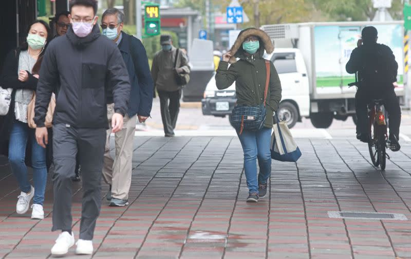 ▲今天天氣轉為乾冷，北部東部有短暫雨，清晨下探13度，溫差大須多加注意。（圖／NOWnews資料照）