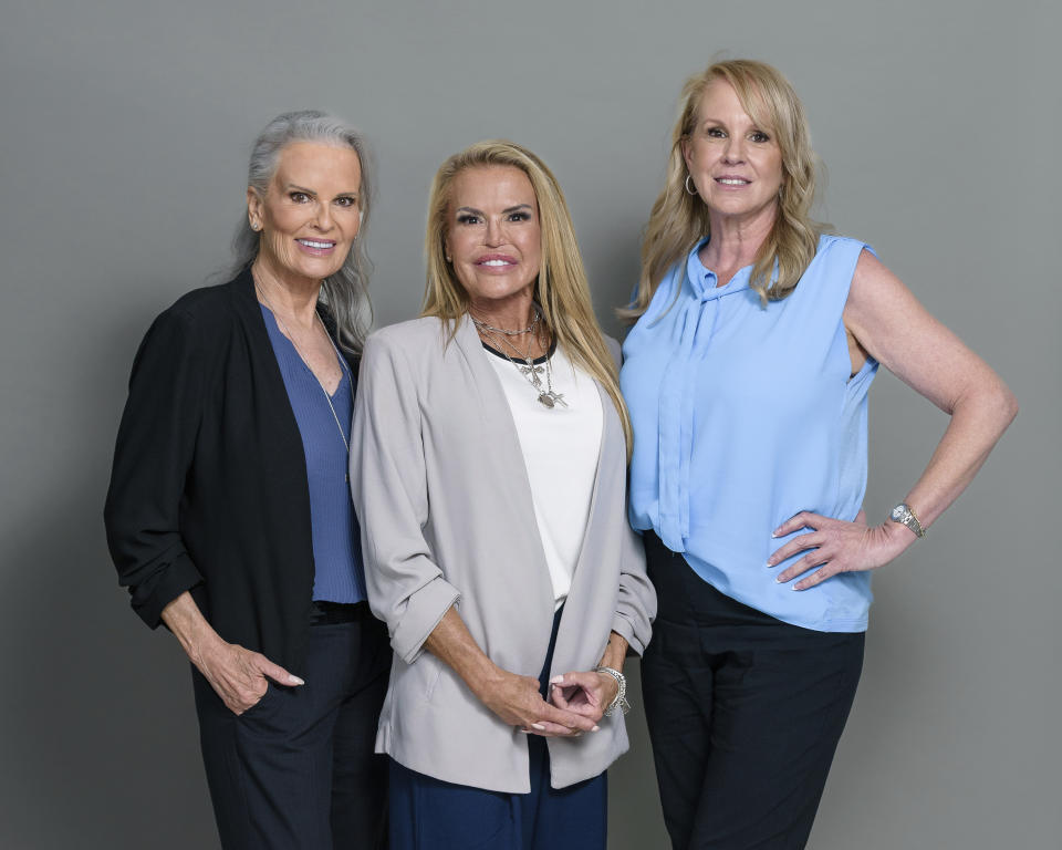 Denise Brown, de izquierda a derecha, Dominique Brown, y Tanya Brown posan para un retrato para promover la docuserie "The Life & Murder of Nicole Brown Simpson" el miércoles 29 de mayo de 2024 en Nueva York. (Foto Christopher Smith/Invision/AP)