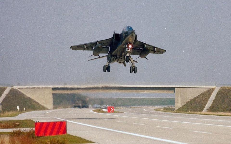 An RAF Jaguar T2 jet, from the Bruggen-based 31 Squadron, lands on the autobahn near Ahlhorn, Germany in September 1977 - twitter.com/AHB_RAF