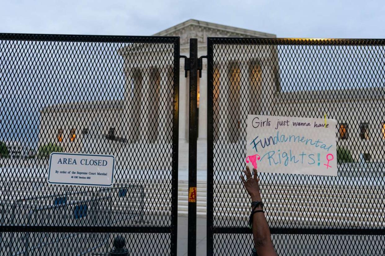 Depuis la fuite de documents annonçant un futur projet de loi interdisant l'avortement, la Cour suprême est devenue un lieu de résistance pour de nombreuses femmes souhaitant défendre ce droit fondamental aux États-Unis.