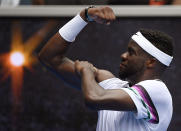 El tenista estadounidense Frances Tiafoe celebra su victoria sobre el sudafricano Kevin Anderson tras su partido de segunda ronda del Abierto de Australia, en Melbourne, Australia, el 16 de enerp de 2019. (AP Foto/Andy Brownbill)