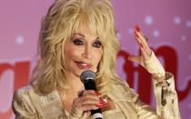 Unglaublich, aber wahr: Dolly Parton nahm einst in Los Angeles an einem Dolly-Parton-Look-a-like-Contest teil und verlor. Der Wettbewerb fand in einer Schwulenbar statt, gegen all die hübsch aufgebrezelten Drag-Queen-Dollys war das Original chancenlos. (Bild: Getty Images/Brendon Thorne)